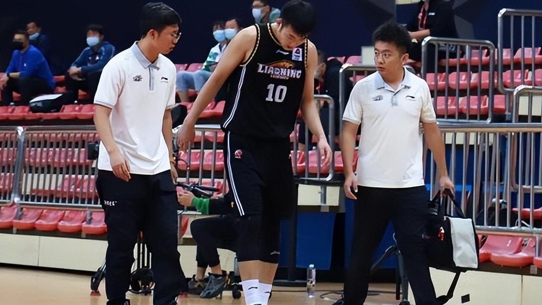 广东男篮|一夜3消息！宏远全队送别威姆斯，辽篮锋线大将受伤，徐杰不甘心