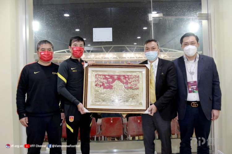 足协|这...越媒：中越之战前 陈戌源赠送越南足协自己的10号球衣