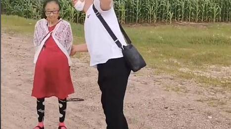 李玉成|85岁马玉琴被指肚大如球，李玉成蹦跳难掩好心情，网友：快去医院