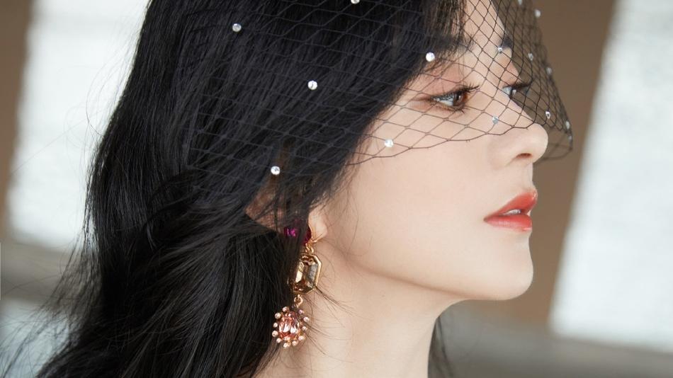 赵丽颖|赵丽颖白色抹胸天鹅裙，是不是你梦想中的新娘