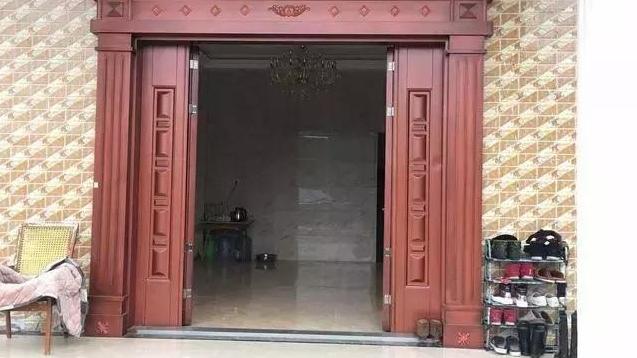 农村男友家的自建大别墅，大门相当霸气，就是厨房笑死人！