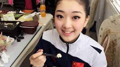 她曾被称为“花滑最美运动员”，却因无意间坐在了国旗上面引发争议被迫退役