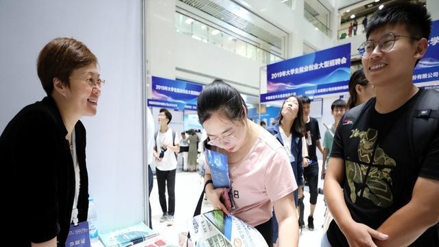 中学|“廉价大学生”时代已经来临，就业难工资少，“自救”成当务之急