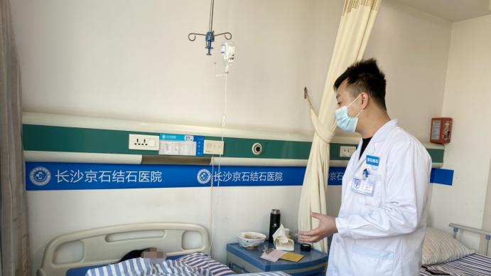 |女子天冷怕上厕所不喝水，突发腰痛才知双侧尿路梗阻紧急就医处理