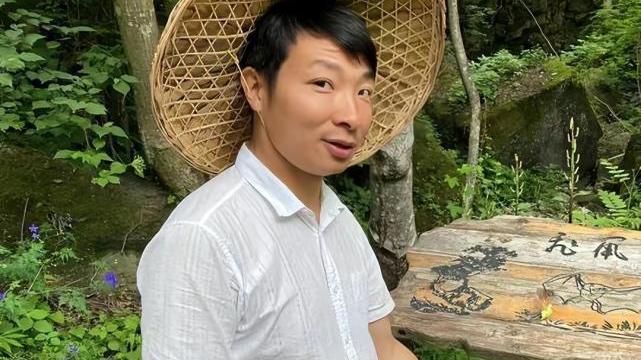 余秀华|长痛不如短痛！当杨槠策将手伸向自己，网友开始为余秀华感到庆幸