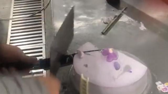 蛋糕|四川一女子给好友买的冰淇凌蛋糕用钢刀切不开，女子：当时20多度