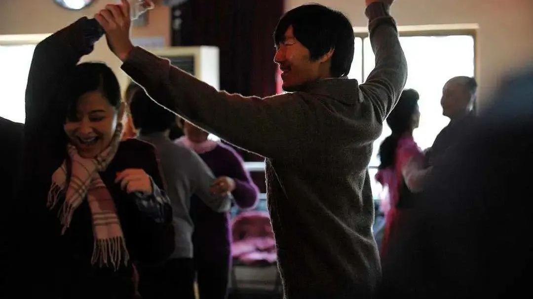 隐秘的角落|《亲爱的小孩》：别的男演员无戏可演，而他却演一部爆一部