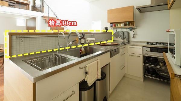 也就日本主妇能想到，岛台抬高30cm走一圈挂杆，厨房多2收纳地
