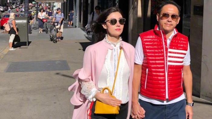 李嘉欣|50岁李嘉欣真敢穿，黑色bra配绿西装女团味十足，身旁老公好开心