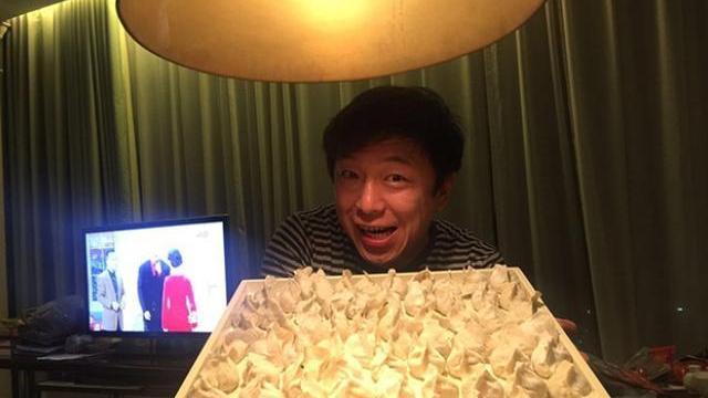 走进黄渤在生活中的家，家里面积最大的是厨房，难怪厨艺那么好了