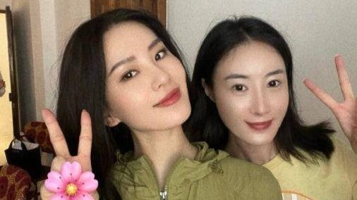 刘诗诗|刘诗诗近照好漂亮，穿防晒服与工作人员贴心合影，35岁气质绝美