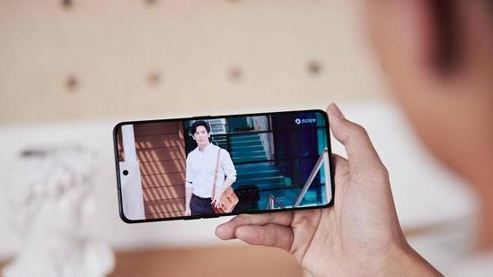 小屏|活在大屏“夹缝中”！这两款小屏手机堪称清流，手持感极佳