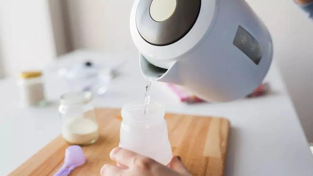 奶粉冲太浓对宝宝伤害多，点击查看冲奶粉的科学方法