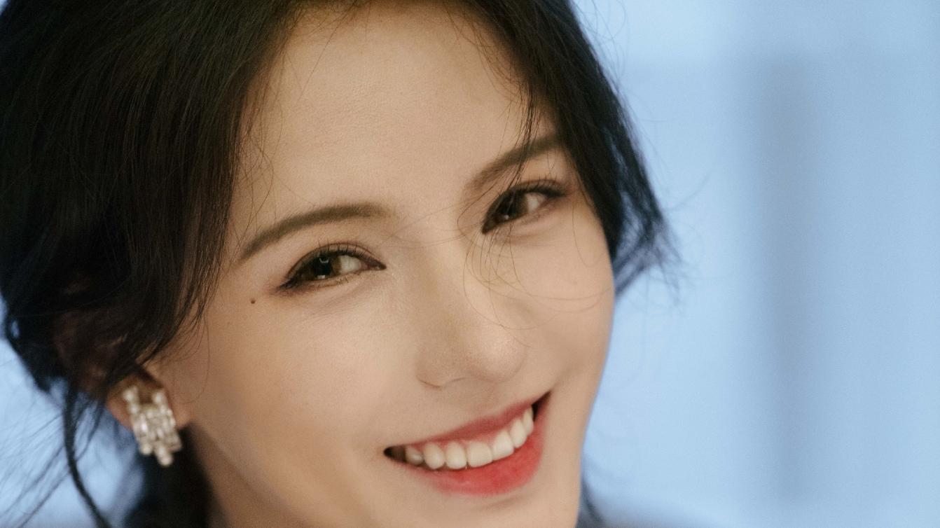 张予曦|王思聪前女友张予曦身穿低胸V型白裙，一嗔一笑亦销魂