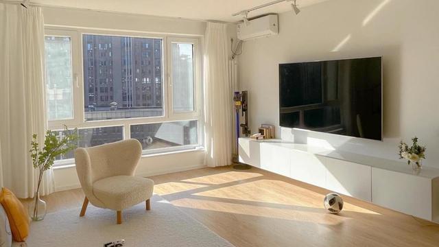 坚持断舍离的二胎妈妈，不买沙发茶几，将96㎡小家装修得“空无一物”，太漂亮了