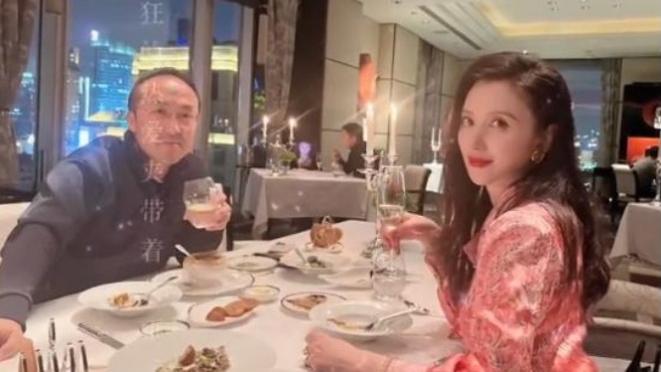 张萌|张萌与富商老公吃烛光晚餐，收两大袋礼物和花，穿泳衣秀火辣身材