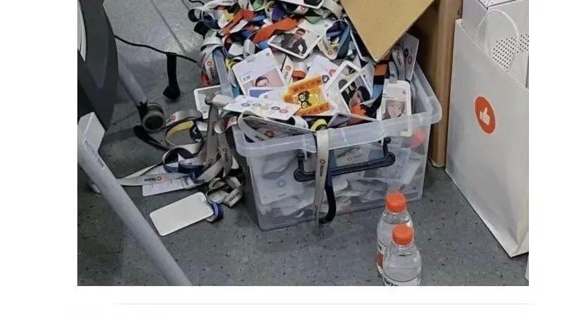 物联网|某东、某滴、某赞等巨头大裁员！员工牌堆满大箱，半层楼都空了