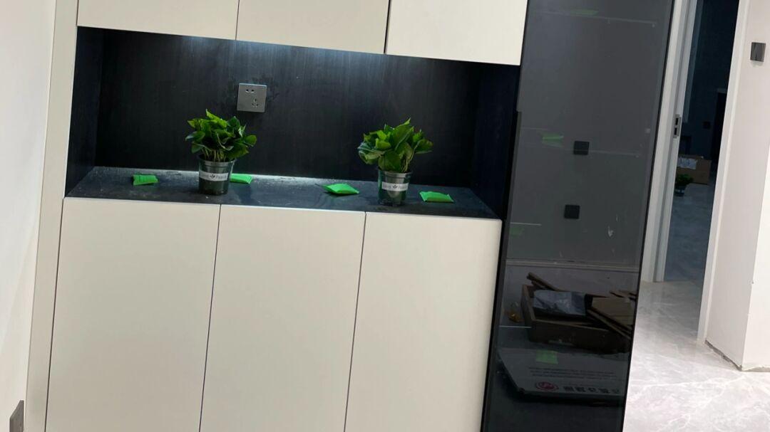新房硬装完工，做了悬空电视墙，柜子全屋定制，还没家具也很喜欢