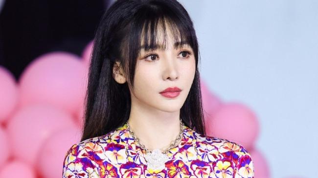 柳岩|41岁柳岩穿繁花连衣裙亮相 明媚优雅可爱比心