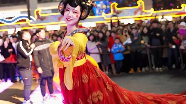 小姐姐|不倒翁小姐姐公开女儿近照，小小年纪穿汉服，婆婆是国家一级演员