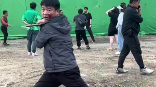 |警官老陈流落到剧组当群众演员：赚取生活费，每天工资80~150元