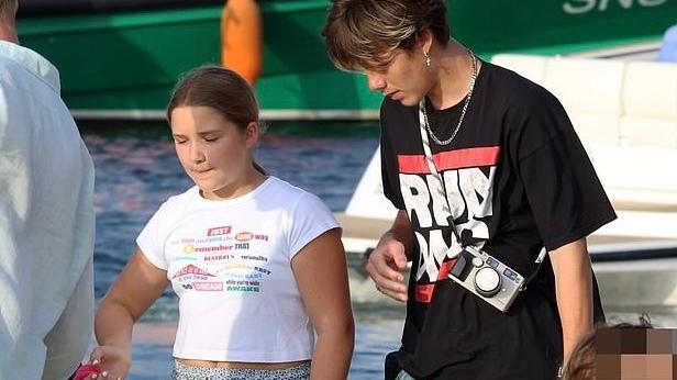 哈珀·贝克汉姆|贝克汉姆携女儿度假，小七身材圆润肚子圆滚滚，四肢粗壮白白胖胖