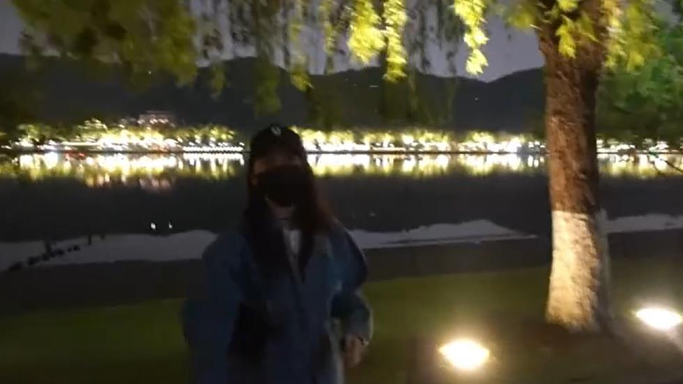 关晓彤|关晓彤化妆间罕秀素颜！头上挂满卷发棒，穿短裙蹦跳一双长腿晃眼