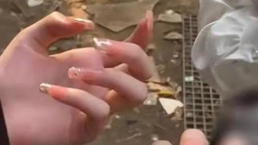 美甲 穿这么点哪像学生？女大学生隔着栏杆“做美甲”，评论区满是嘲讽