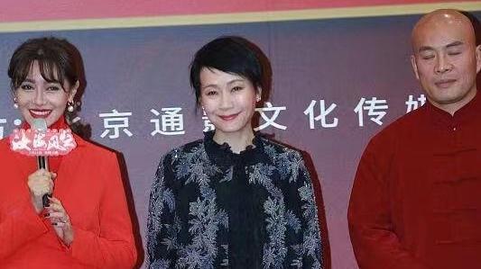 穿衣搭配|叶童与小16岁的爱戴同台，穿搭居然更胜一筹，穿金色皮裤格外耀眼