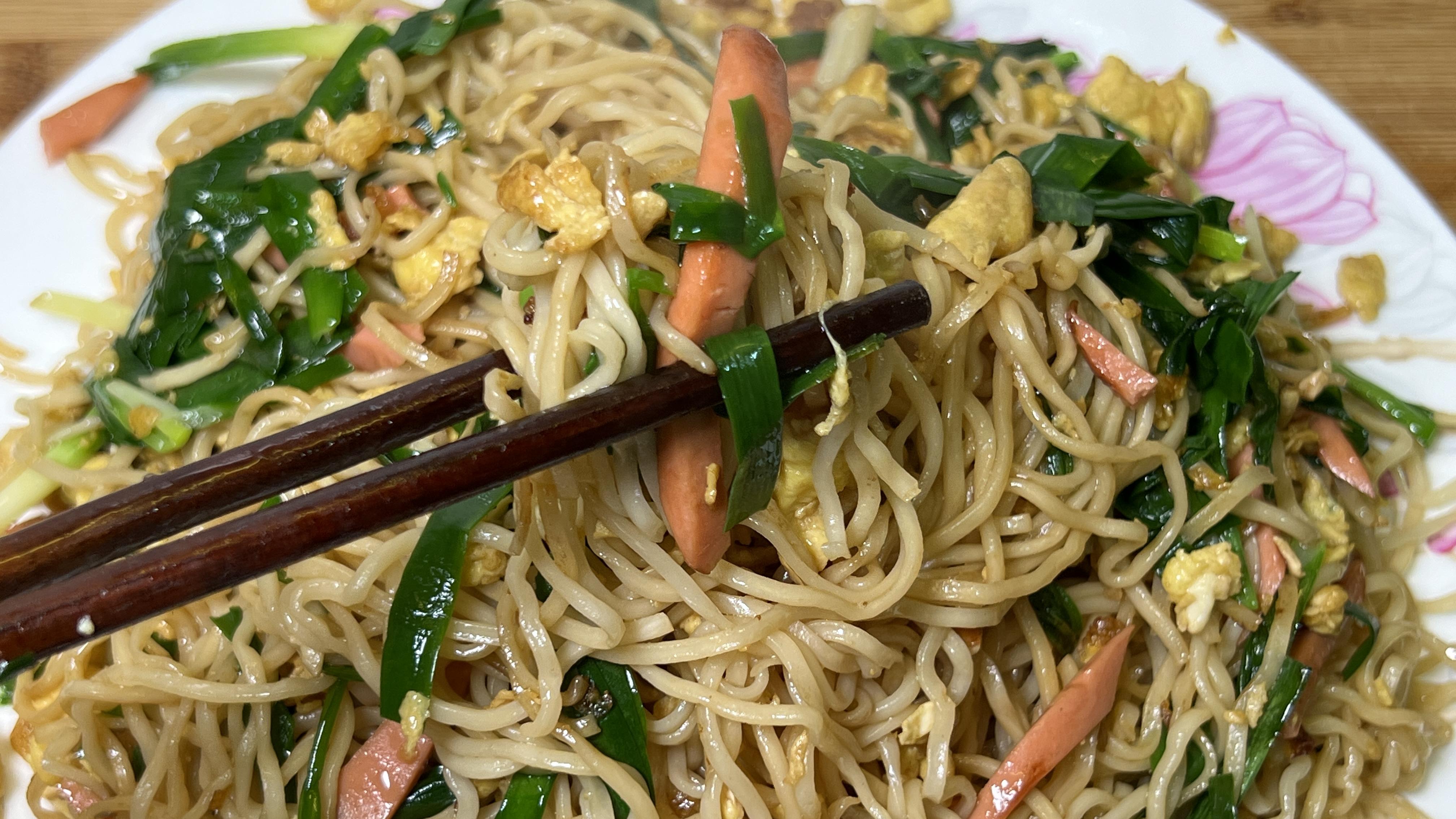 荠菜|全网最简单的炒面做法，从准备到上桌不到10分钟，清淡爽口不油腻