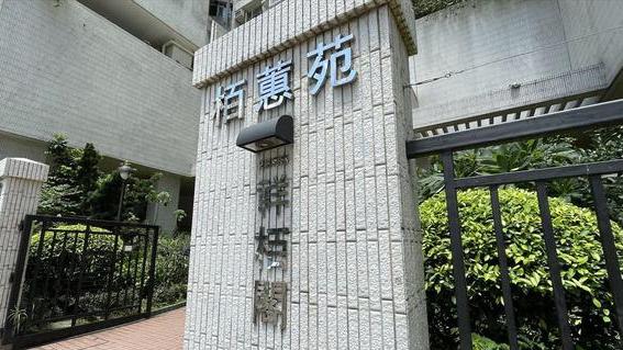 香港66岁退休夫妇住51㎡小宅，全屋大白墙不吊顶，却说：很满足了