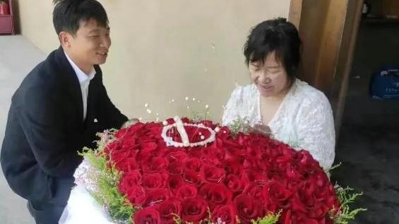 余秀华|杨槠策患精神疾病后秀新技能，亲自为余秀华作画，扬言是无师自通