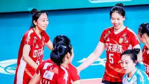 意外！中国女排劲旅再爆冷门，郎平爱徒遭质疑，球迷吐槽声一片