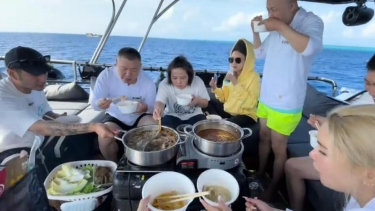 包贝尔|岳云鹏夫妇和包贝尔夫妻相约旅游，吃海鲜烧烤超潇洒，5天花费4万