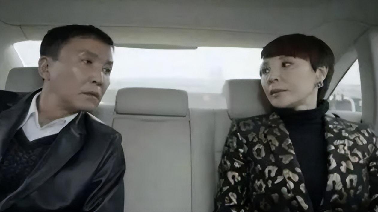 吴刚|吴刚坐300万豪车下班，红光满面，妻子罕见化浓妆