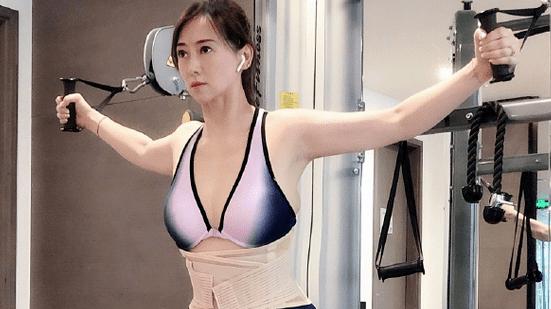 翁虹|54岁翁虹深夜在街上跳舞！网友：气质如初