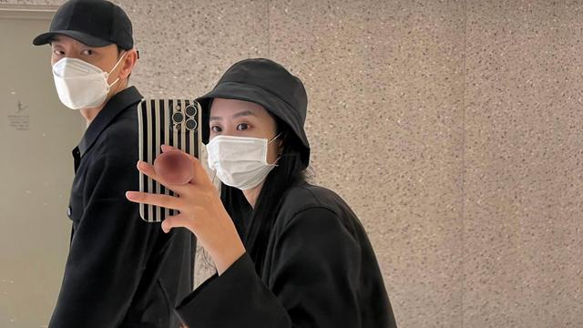 李光洁|李光洁隋雨蒙夫妇晒合照秀恩爱，2岁儿子衬衫马甲打扮时尚帅气