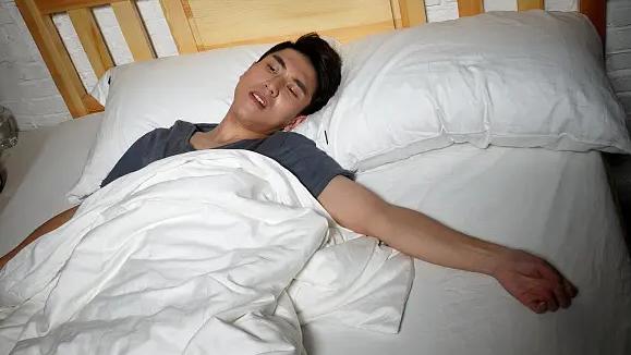 睡眠|肝内有火，睡眠先知！医生：睡觉时出现3处异常，八成已是“邪火攻心”