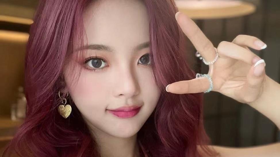 杨超越|杨超越新发色引人关注，银色白发像童话公主，网友：仙女下凡来