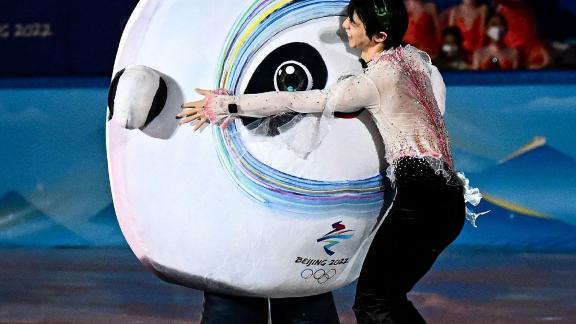 冰墩墩|画面被切了！你可能没看到羽生结弦贴抱冰墩墩，隋文静扑倒冰墩墩！