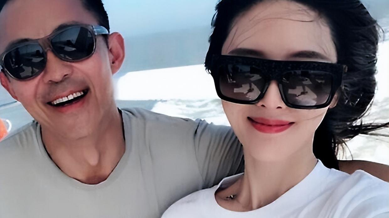 侯勇|55岁侯勇三婚爱妻罕露面，戴5万项链美艳妖娆，结婚四年仍未生孕