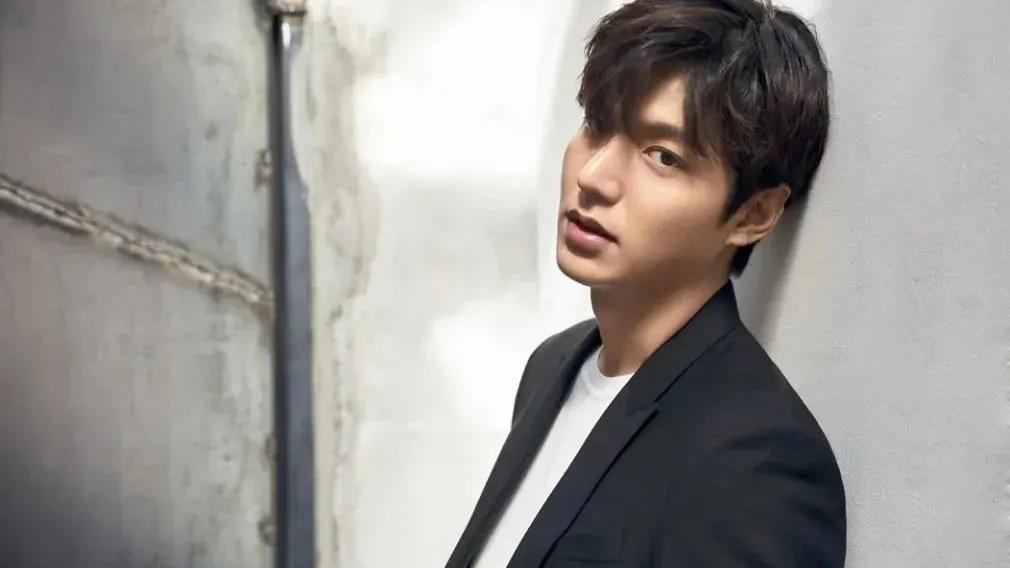 李亚鹏|李亚鹏和他那个女友已经结婚了，但两个人有没有正式领证还很难说