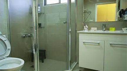 老婆非要淋浴房地面四边开槽，老师傅直夸懂行，我看完不出声了