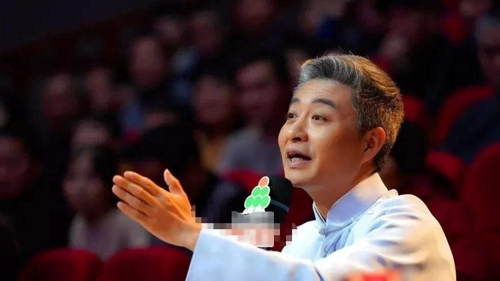 周炜|《梨园春》这档节目真不该请周炜，一是他没水平，二是他令人反感