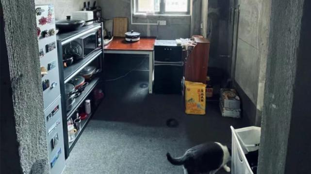 福建小夫妻没钱装修，在毛坯房里一住就是3年，网友：向往的生活