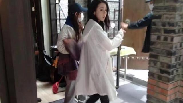迪丽热巴|迪丽热巴咖啡馆被偶遇，侧颜生图引关注，拍摄者的评论很真实