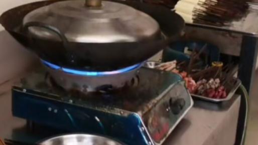 串串|成都奇怪串串店，生意好的排起了长队！