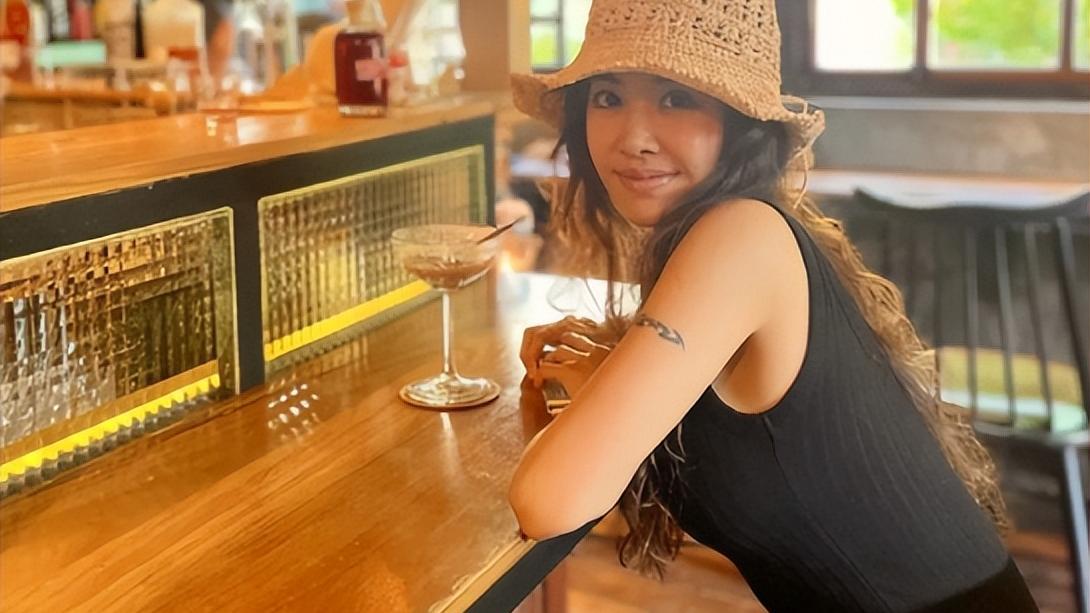 蔡依林|41岁蔡依林罕曝近照！穿吊带身材薄似纸片，睁大眼睛放电宛如少女