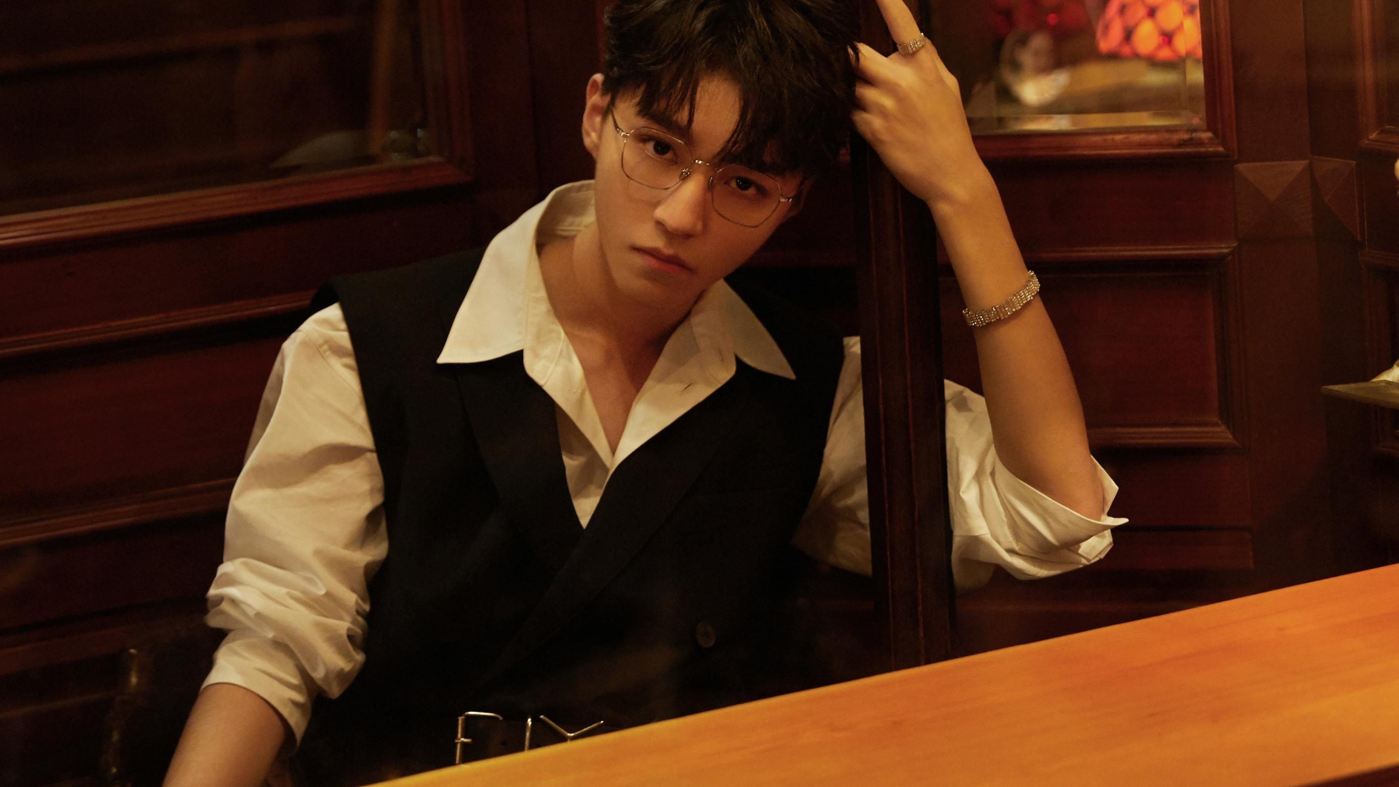 王俊凯|王俊凯工作室分享拍摄花絮，大家都期待王俊凯演绎斯文败类大反派