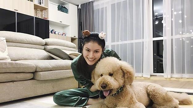 晒晒何穗的豪宅，不愧是国际名模，家里地面堆满高跟鞋